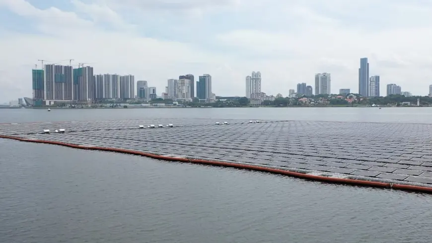 The photovoltaic panels are mounted on more than 30,000 floats. Photo: Sunseap