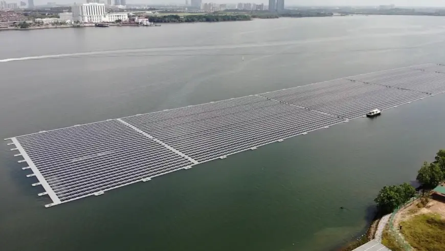 The floating power plant delivers around five megawatts of peak output. Photo: Sunseap