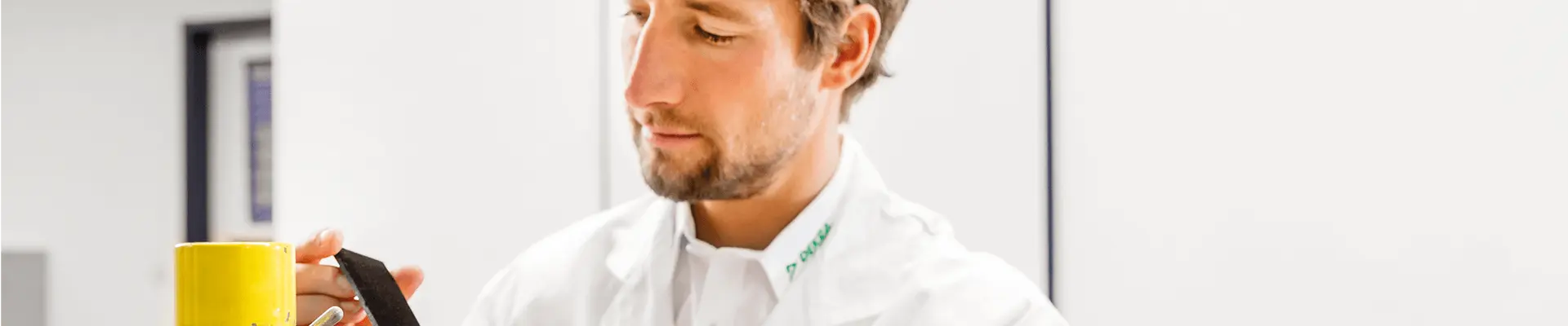 Técnico de laboratorio en un ensayo RoHS de un dispositivo eléctrico Técnico de laboratorio en un ensayo RoHS de un dispositivo eléctrico