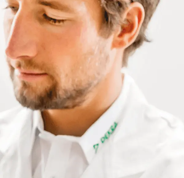 Técnico de laboratorio en un ensayo RoHS de un dispositivo eléctrico