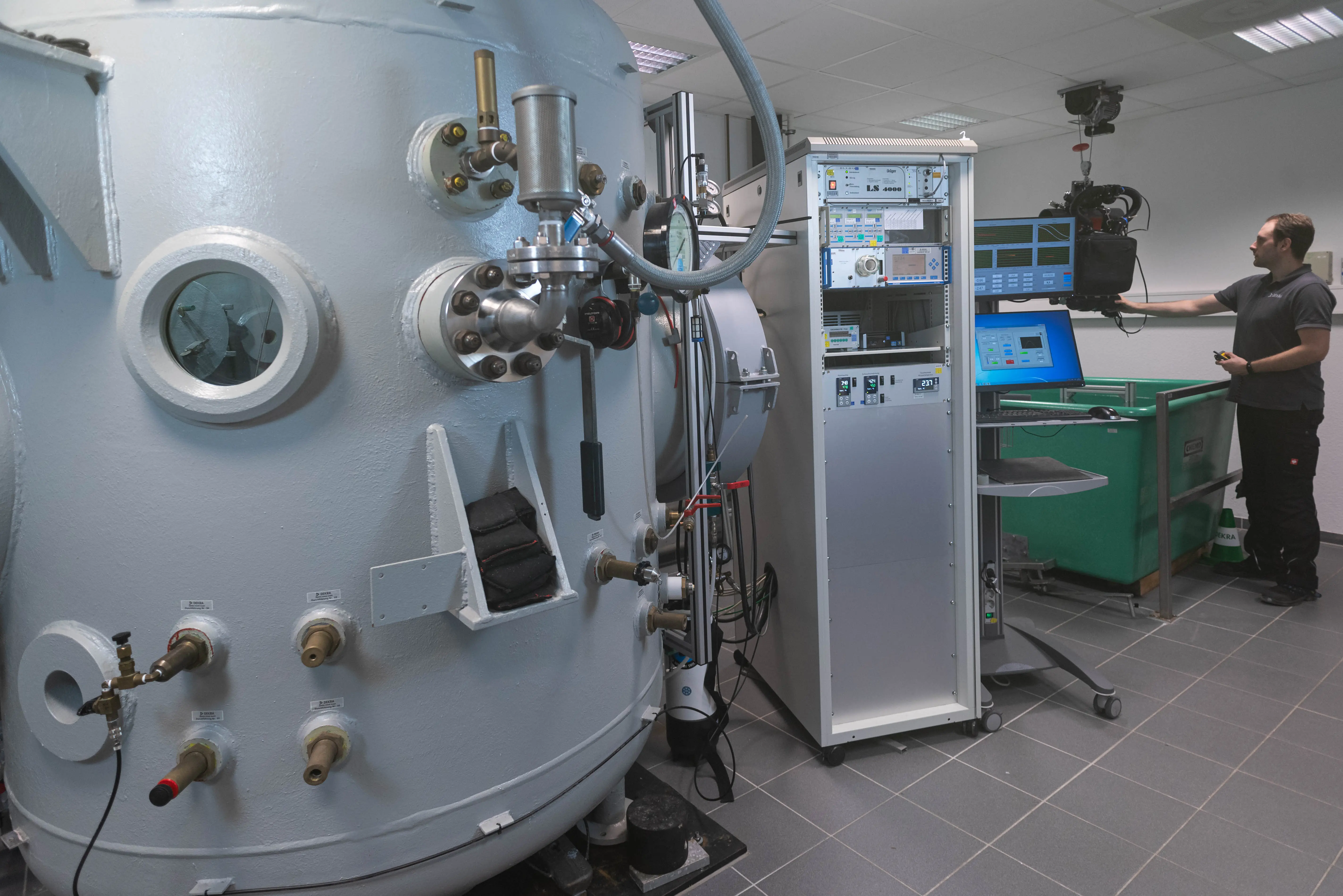 Testing of diving apparatus in the laboratory