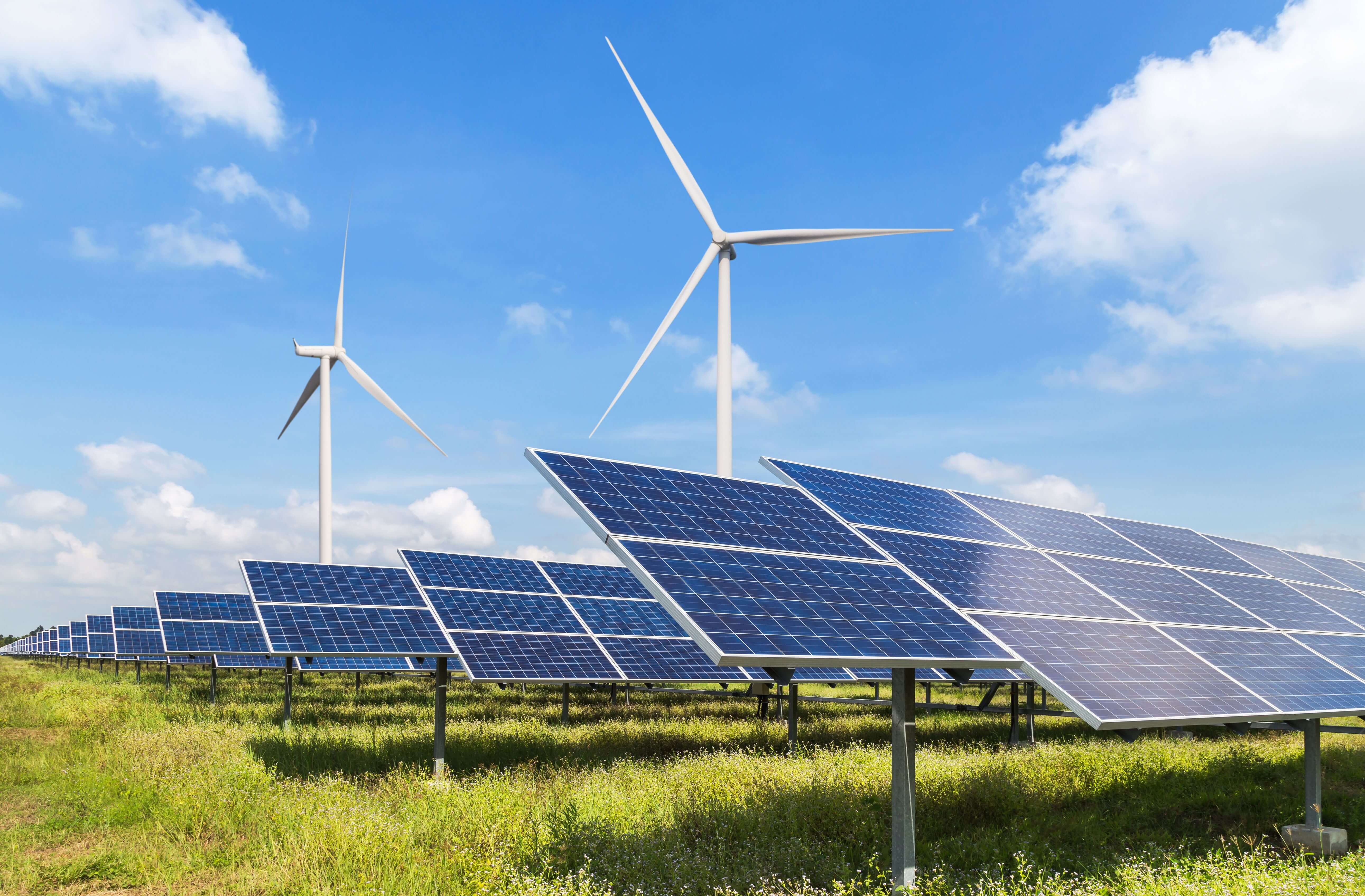 Aurinkopaneeleita ja tuulivoimaloita energiantuotannossa