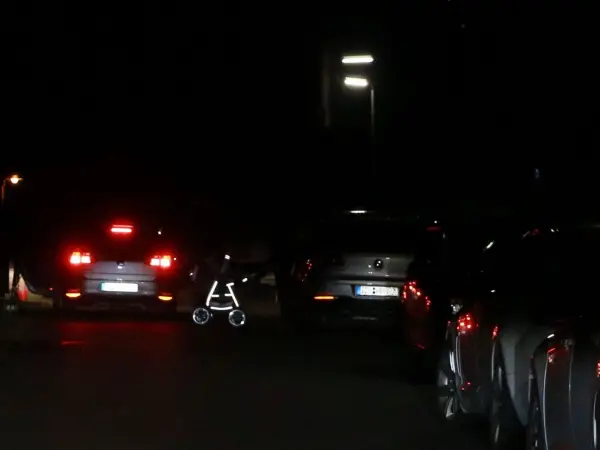 Visibility is a crucial safety factor for pedestrians in the dark – also when using walkers or pushing prams. Photo: Winfried Hagelstein / DEKRA