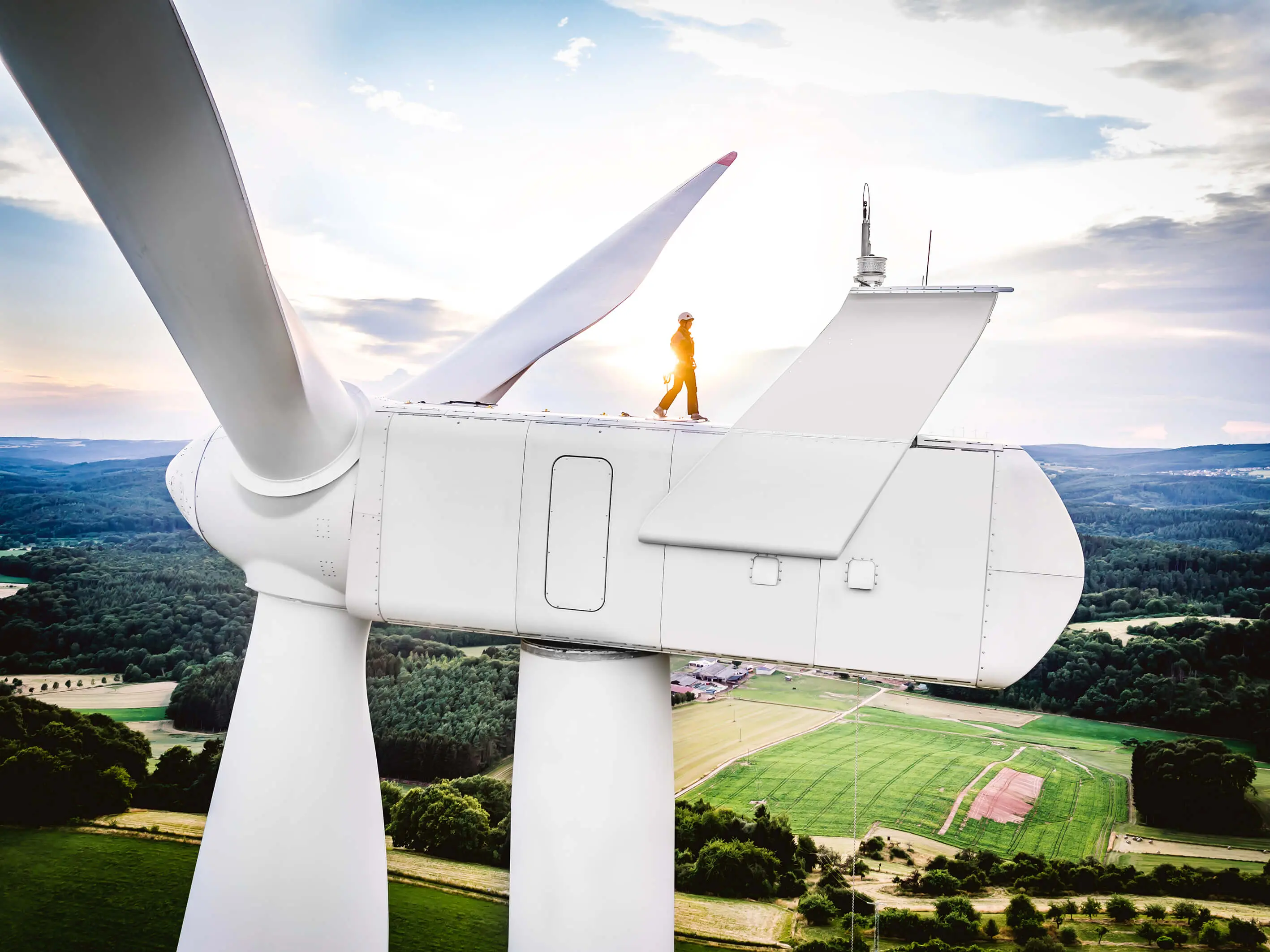 DEKRA Prüfer läuft auf Windkraftwerk