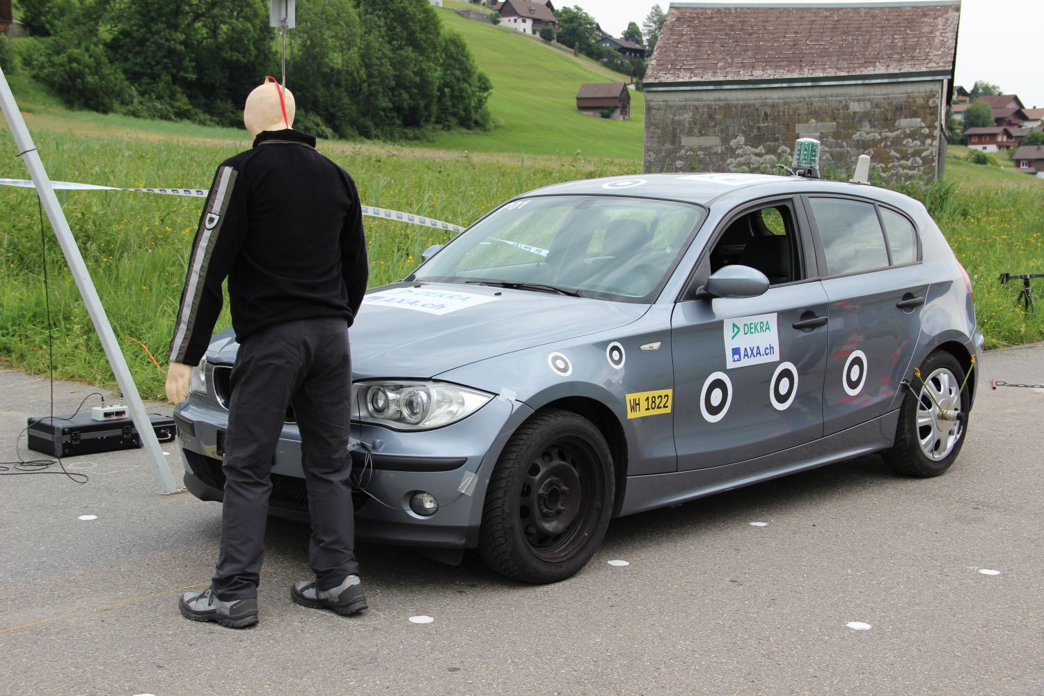 Stellprobe für einen Fußgänger-Crashversuch.