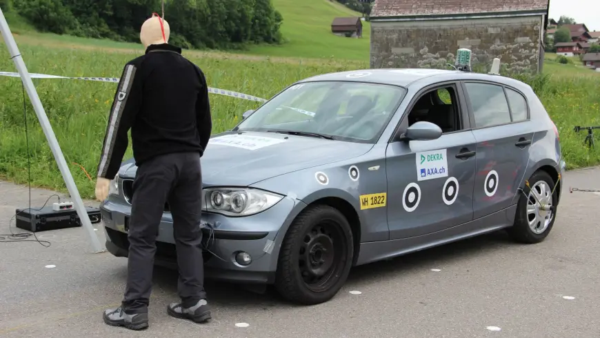 Positional test for a pedestrian crash test