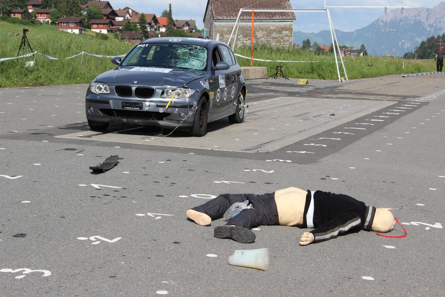 Endlage des Biofidel-Dummys mit dem unfallbeteiligten Fahrzeug