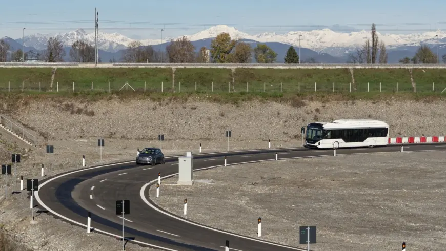 Stellantis testet das induktive Laden von Elektroautos auf einem eigens dafür gebauten Rundkurs
