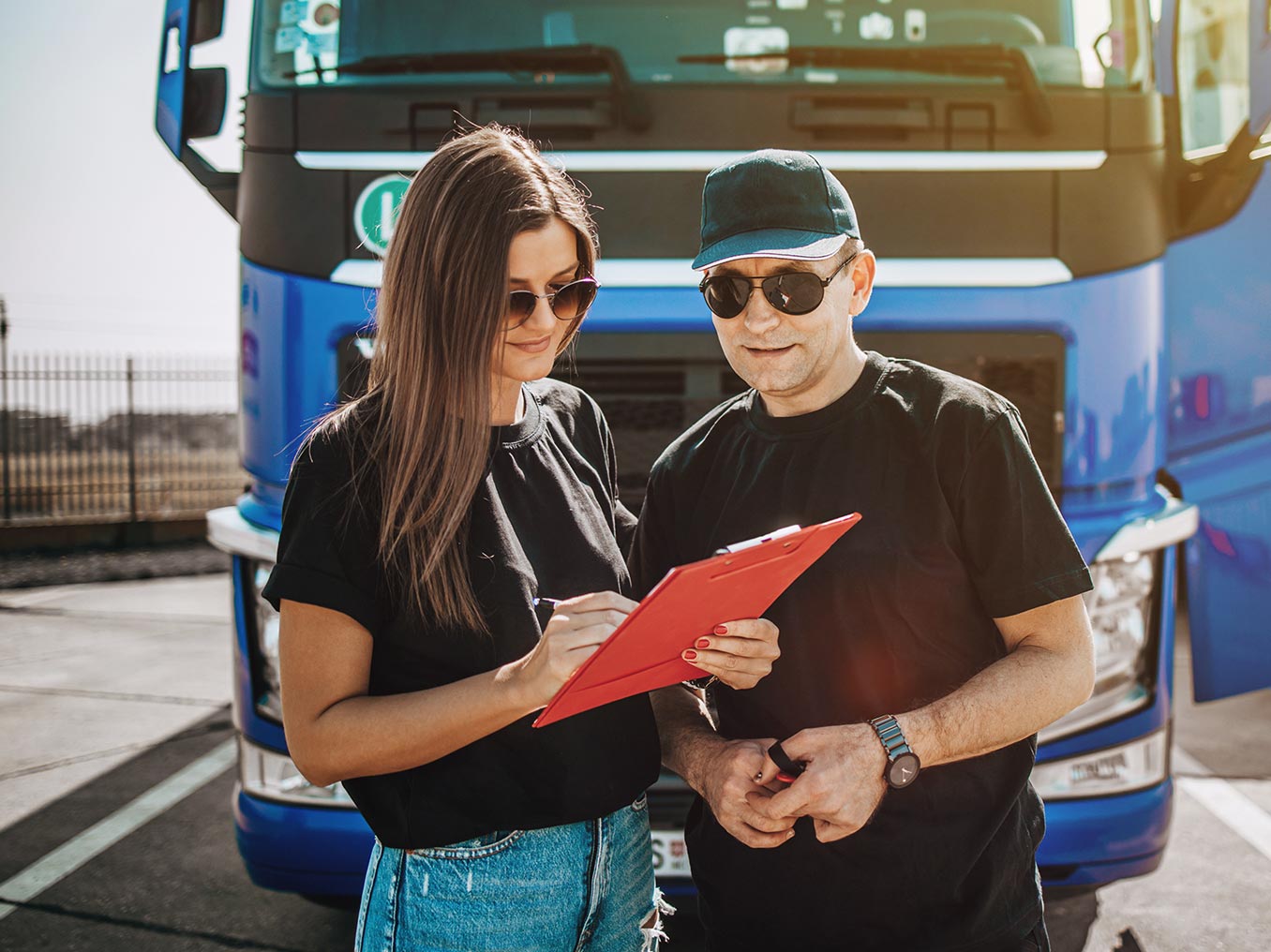 LKW-Fahrer machen sich Notizen