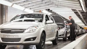 Les voitures sont contrôlées pendant la production à la chaîne Les voitures sont contrôlées pendant la production à la chaîne