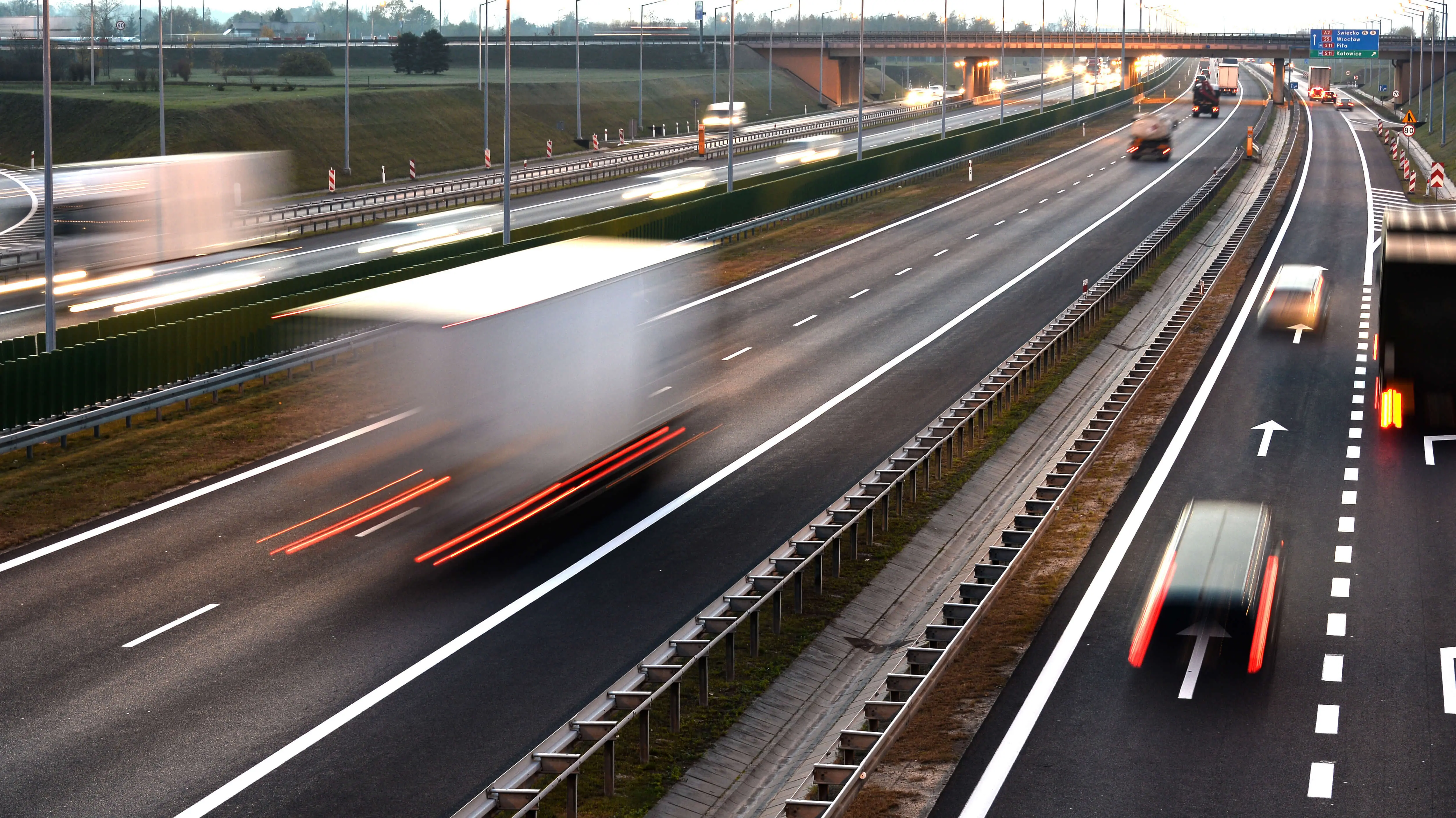 Autosnelweg met passerende voertuigen