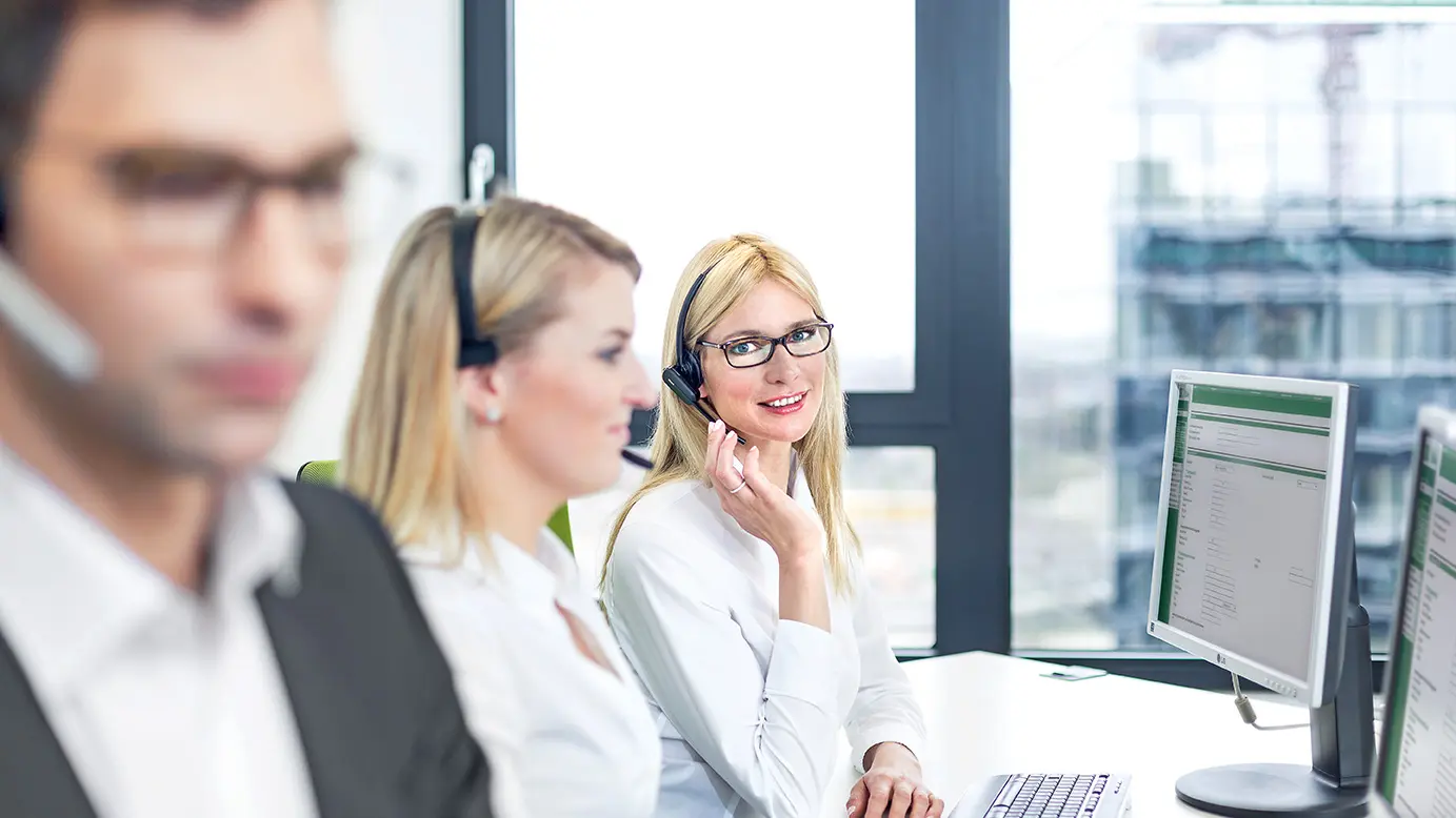 Vrouwelijke DEKRA medewerkster met headset