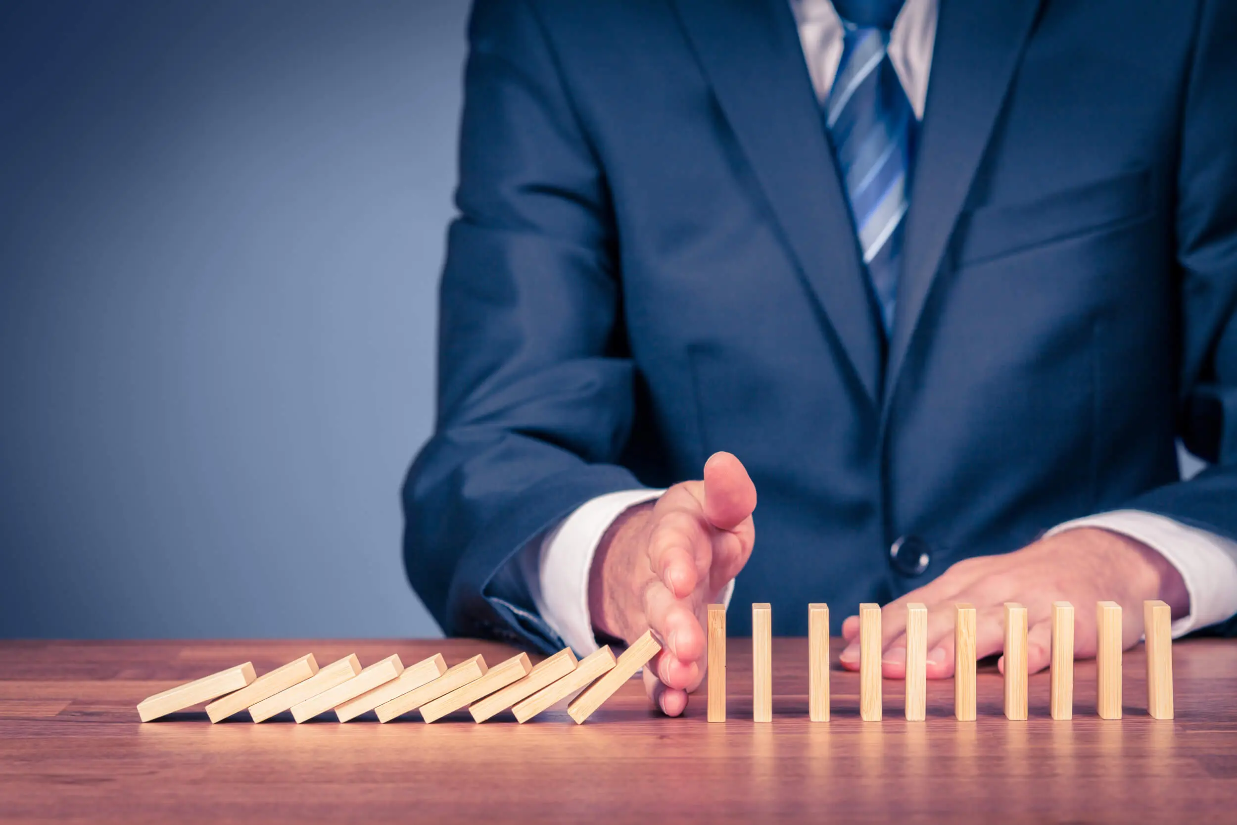 Out-of-focus foto van switch met kabels en gele lichtjes