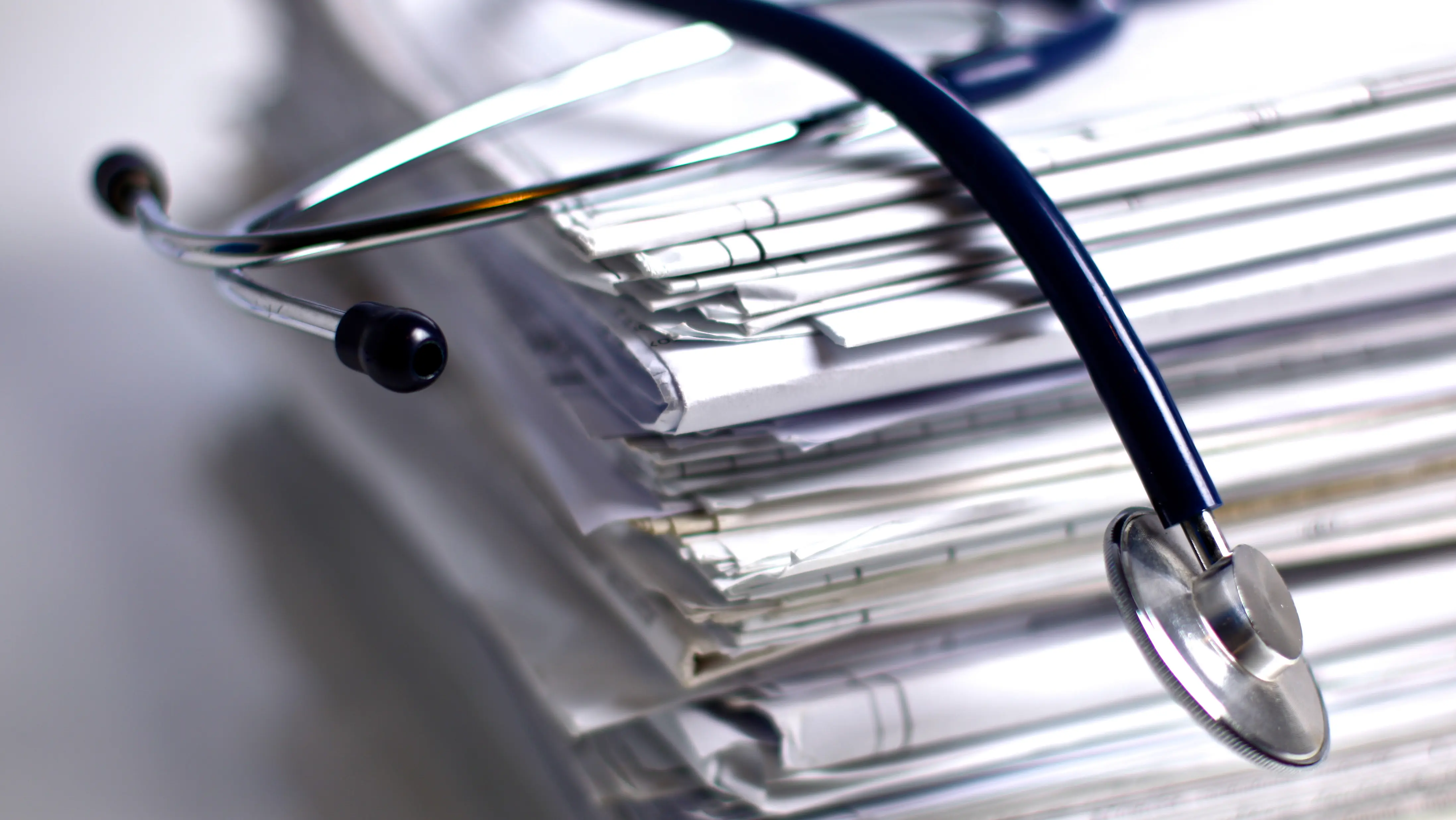 Stethoscoop op stapel papier