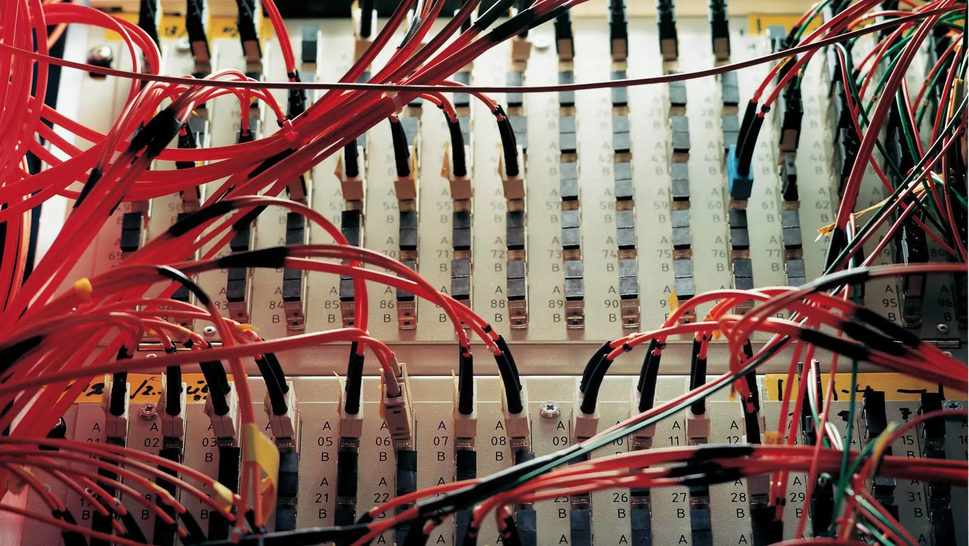 Paneel met rode kabels