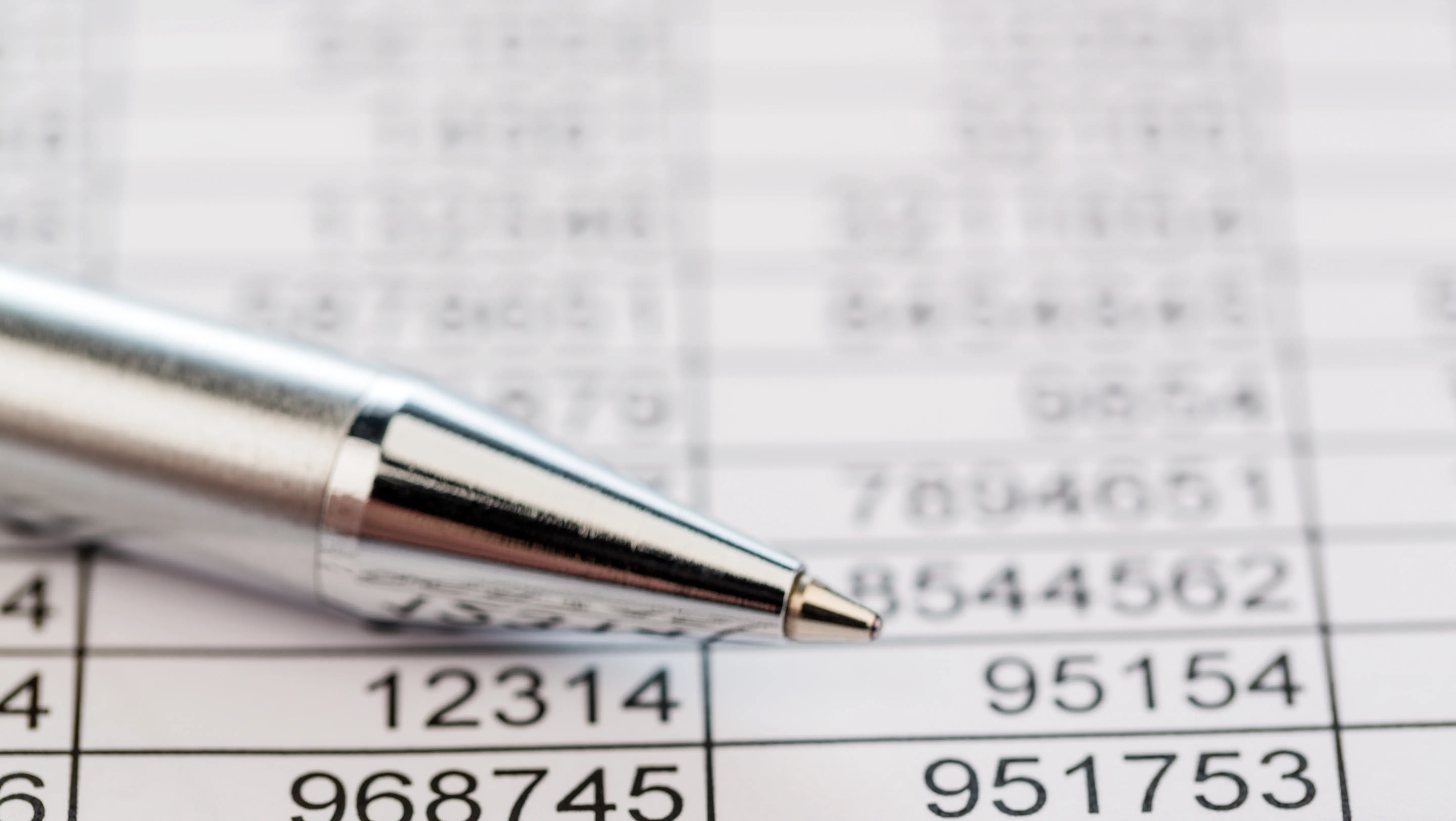 Blad papier met cijfers en balpen