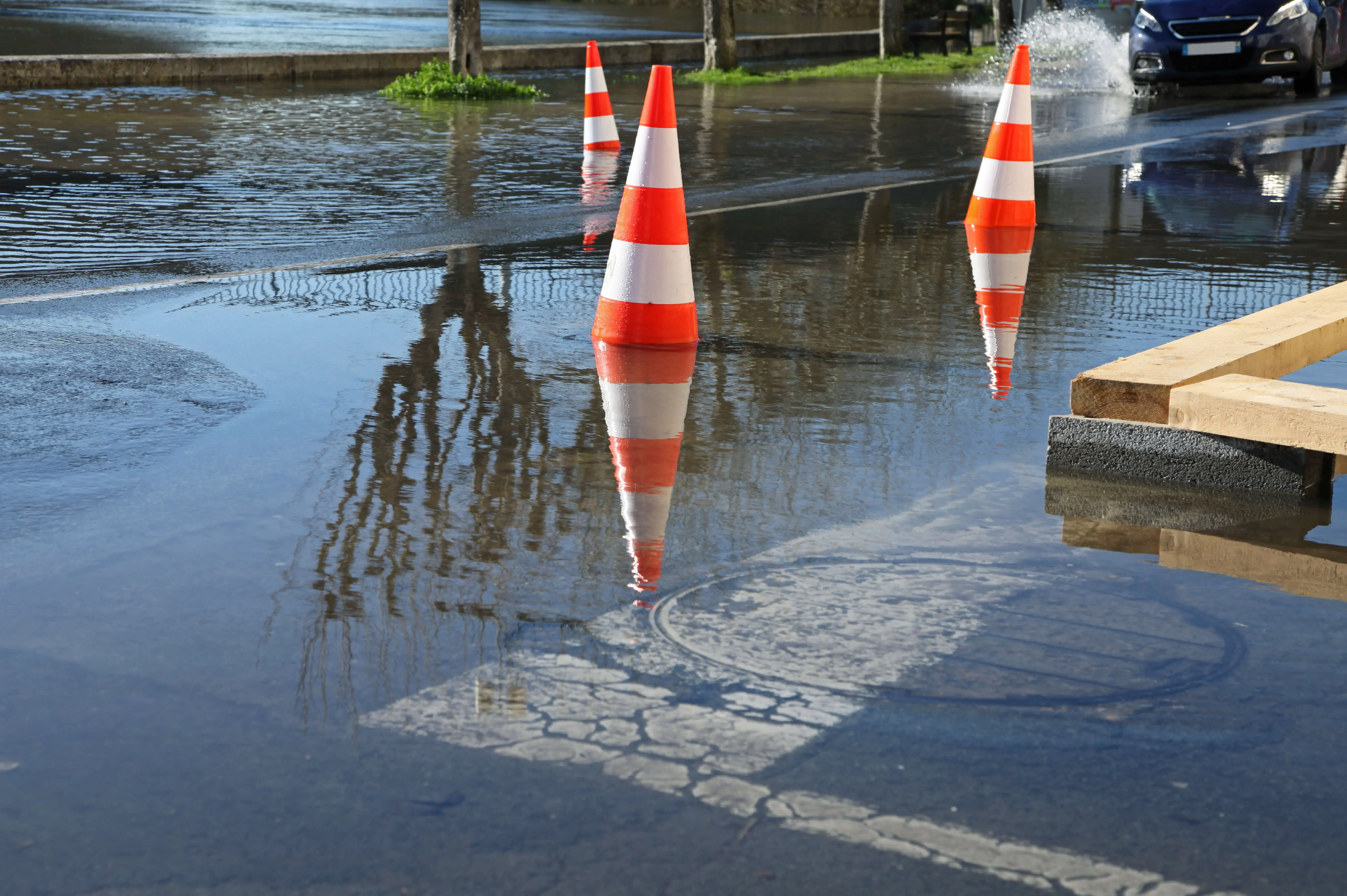 Verkeerskegels in plas water