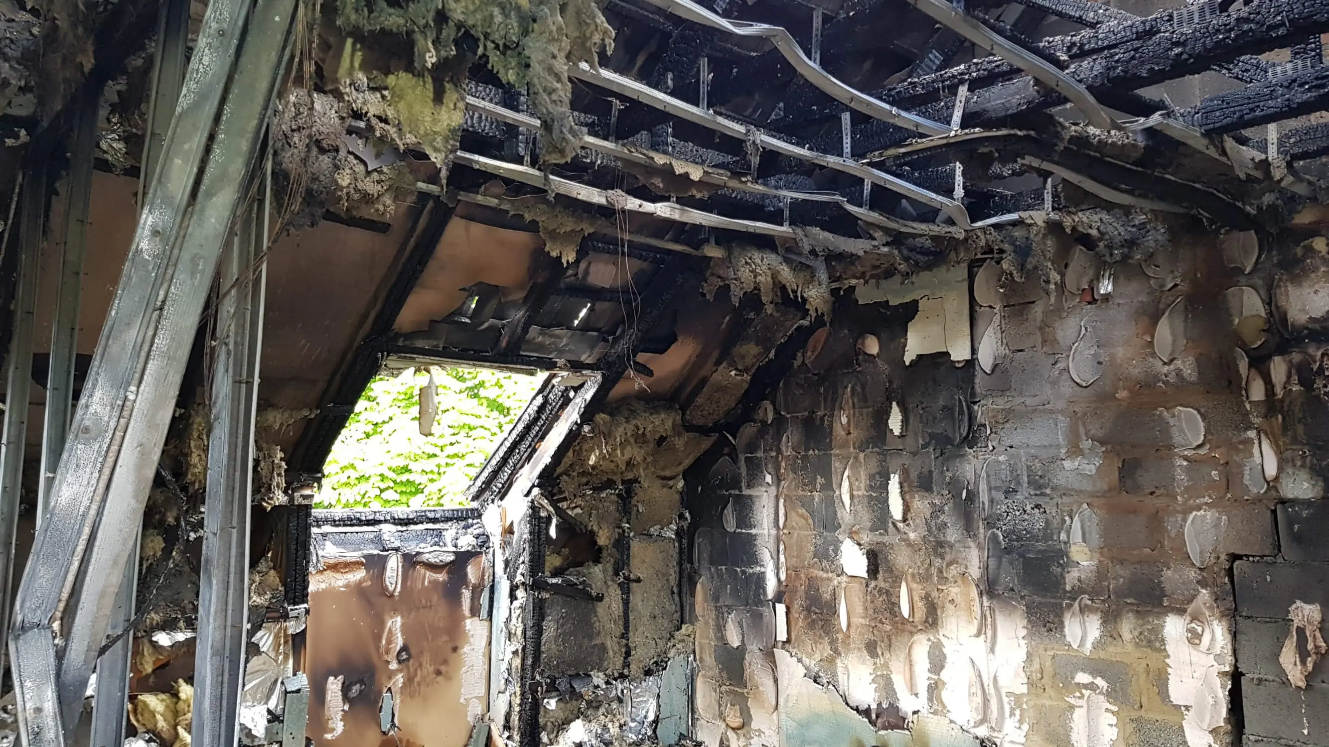 Binnenkant van uitgebrande ruimte