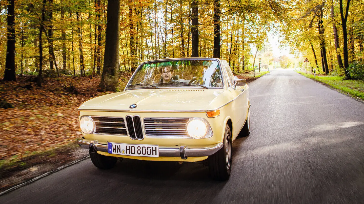 DEKRA expert bekijkt blauwe oldtimer