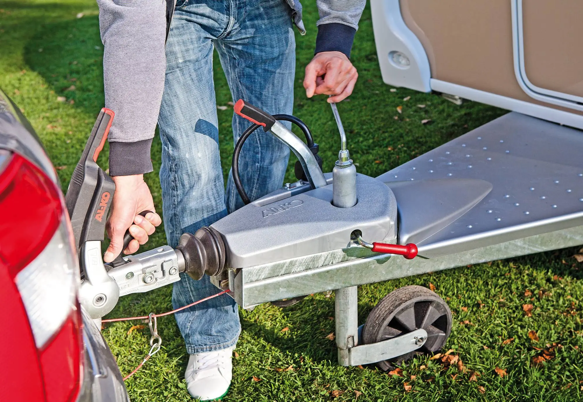 Persoon bevestigd caravan aan wagen