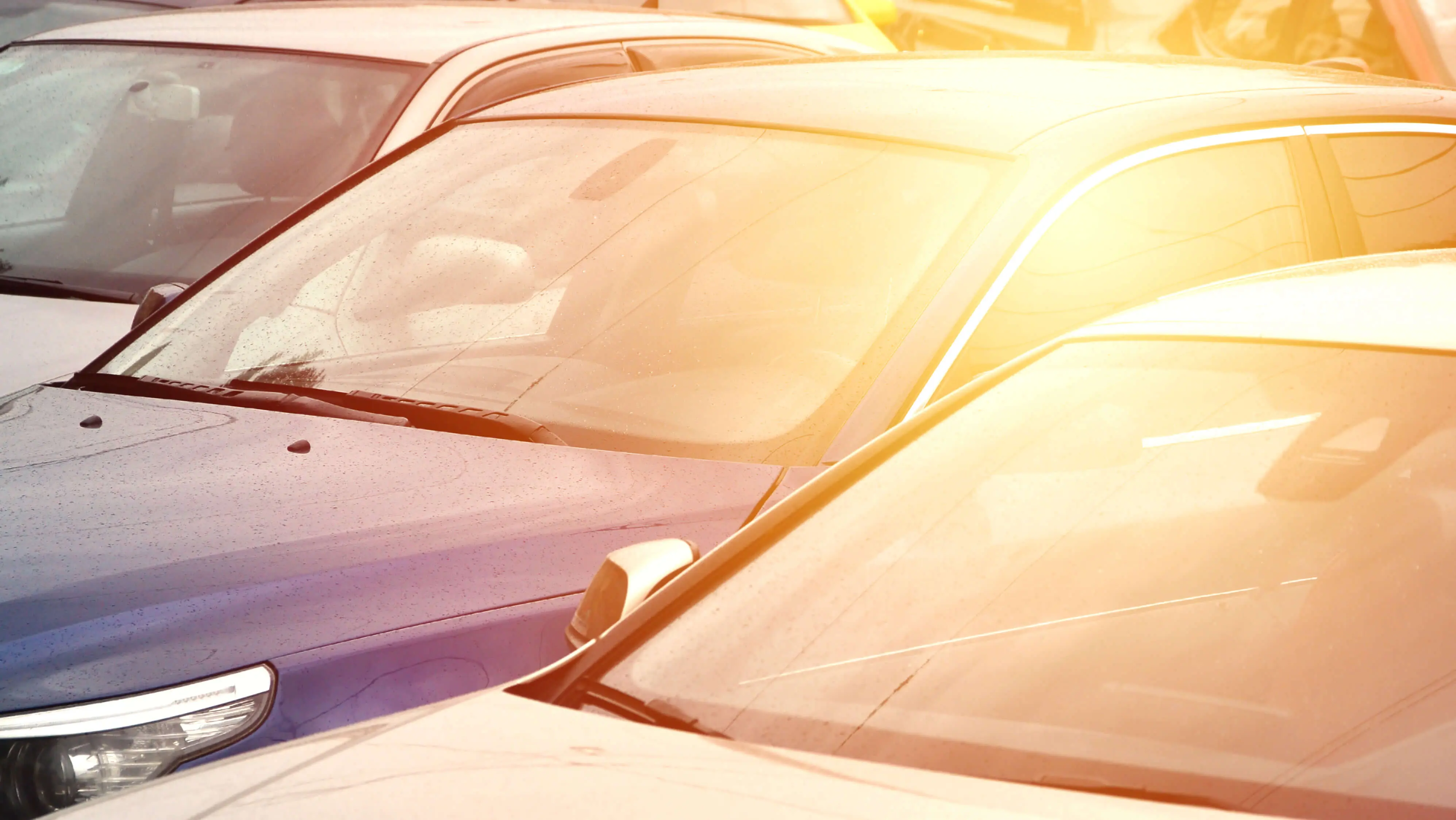 Brûlure de tableau de bord sur le pare-brise d'une voiture