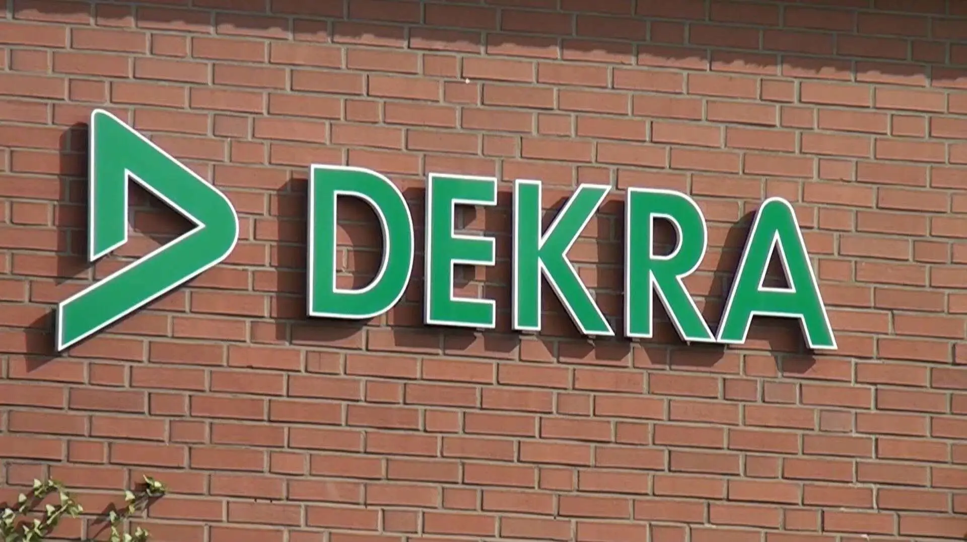 Arbeitsmedizinerin am Schreibtisch - mit KI generiert Arbeitsmedizinerin am Schreibtisch - mit KI generiert