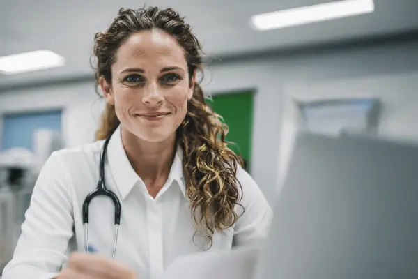 Arbeitsmedizinerin am Schreibtisch - mit KI generiert Arbeitsmedizinerin am Schreibtisch - mit KI generiert