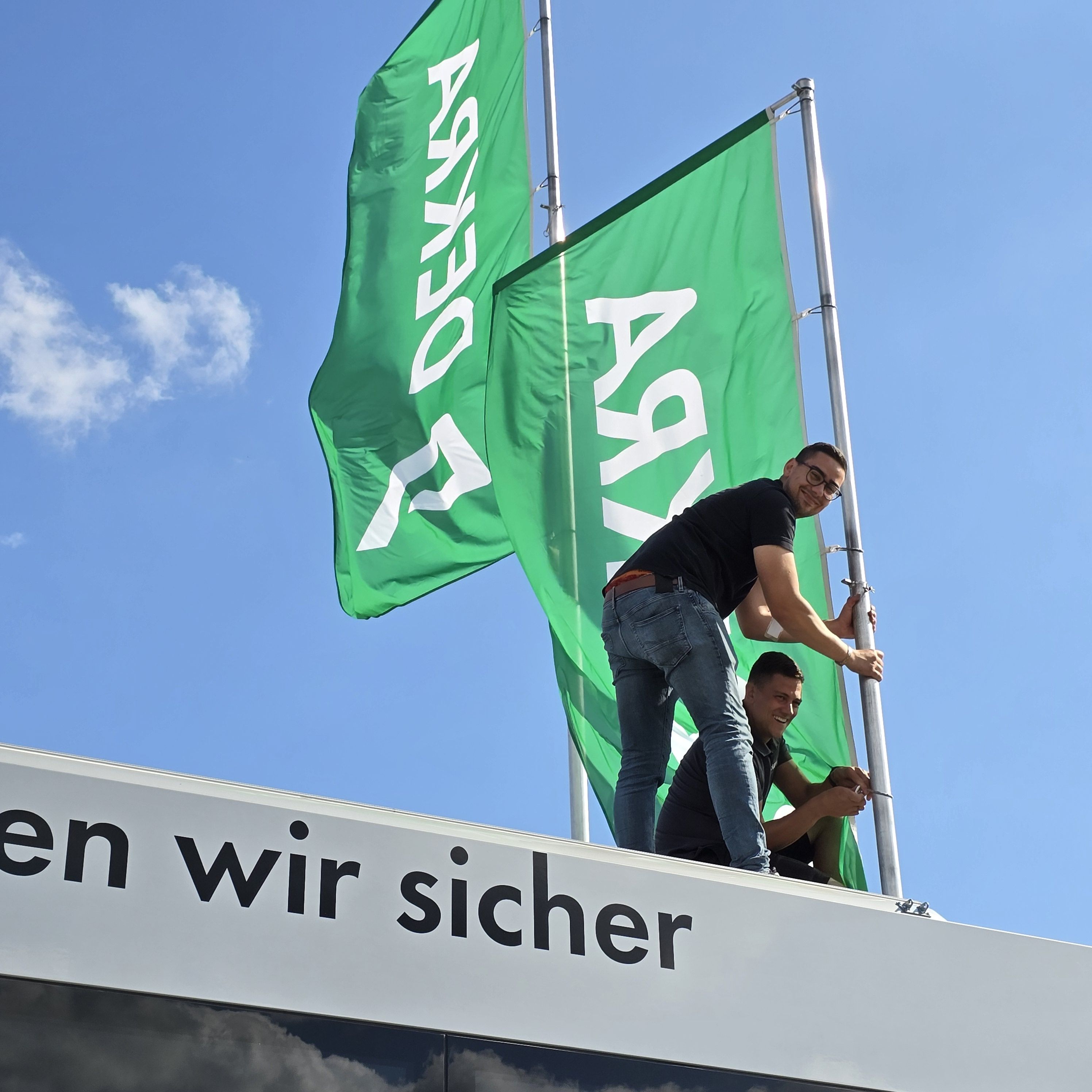 DEKRA Mitarbeiter am aufbauen