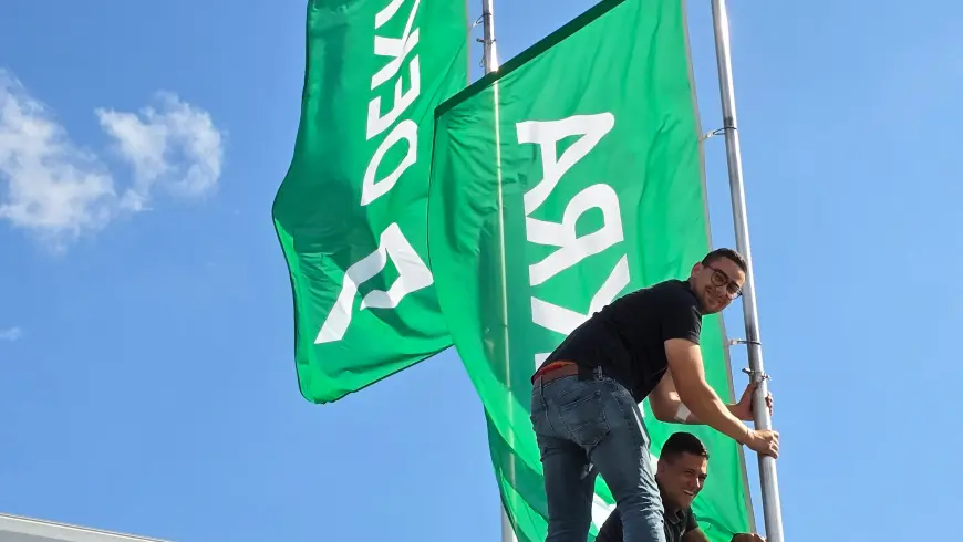 DEKRA Mitarbeiter am aufbauen
