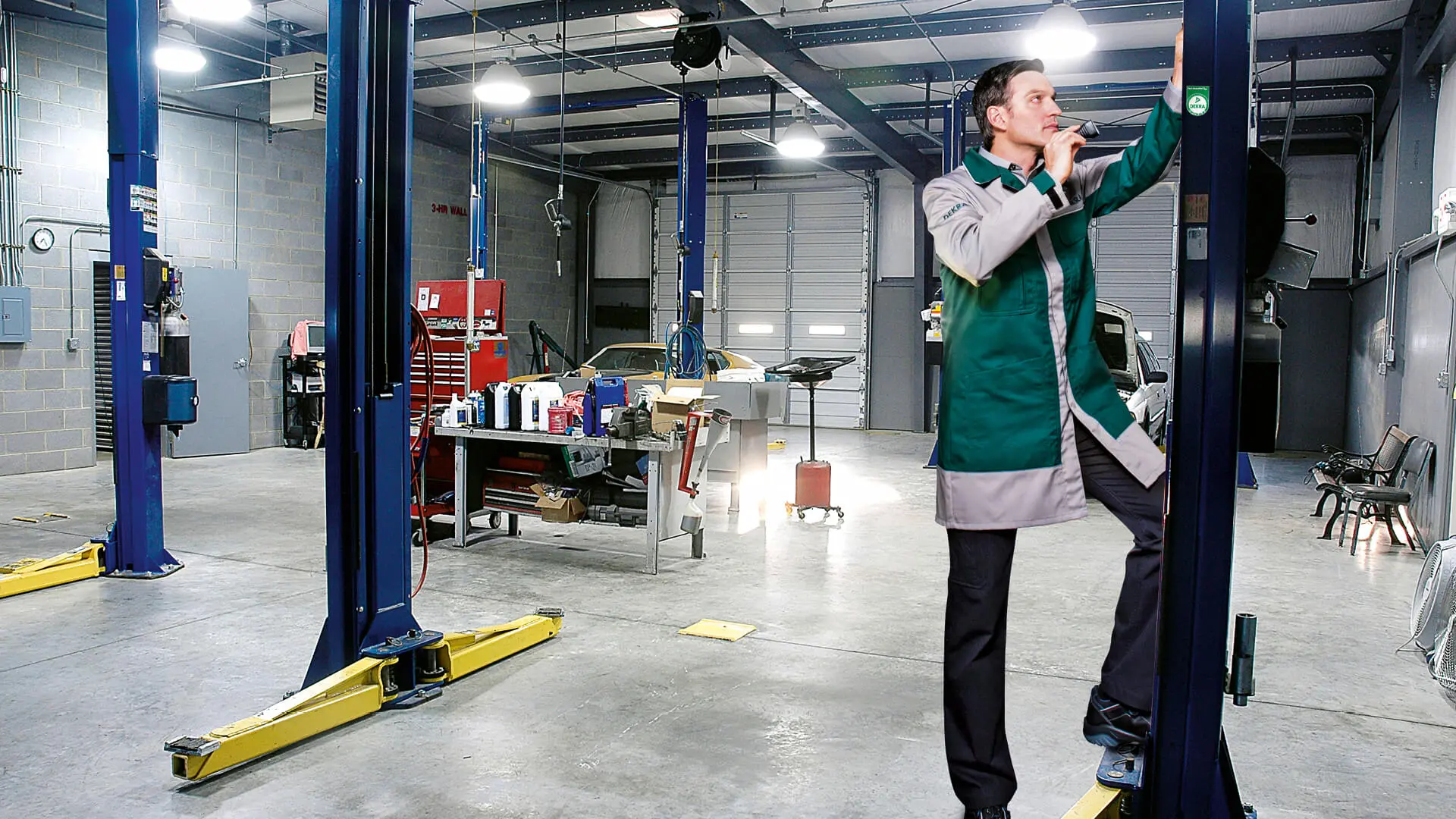 DEKRA - Fahrzeughebebühnen 