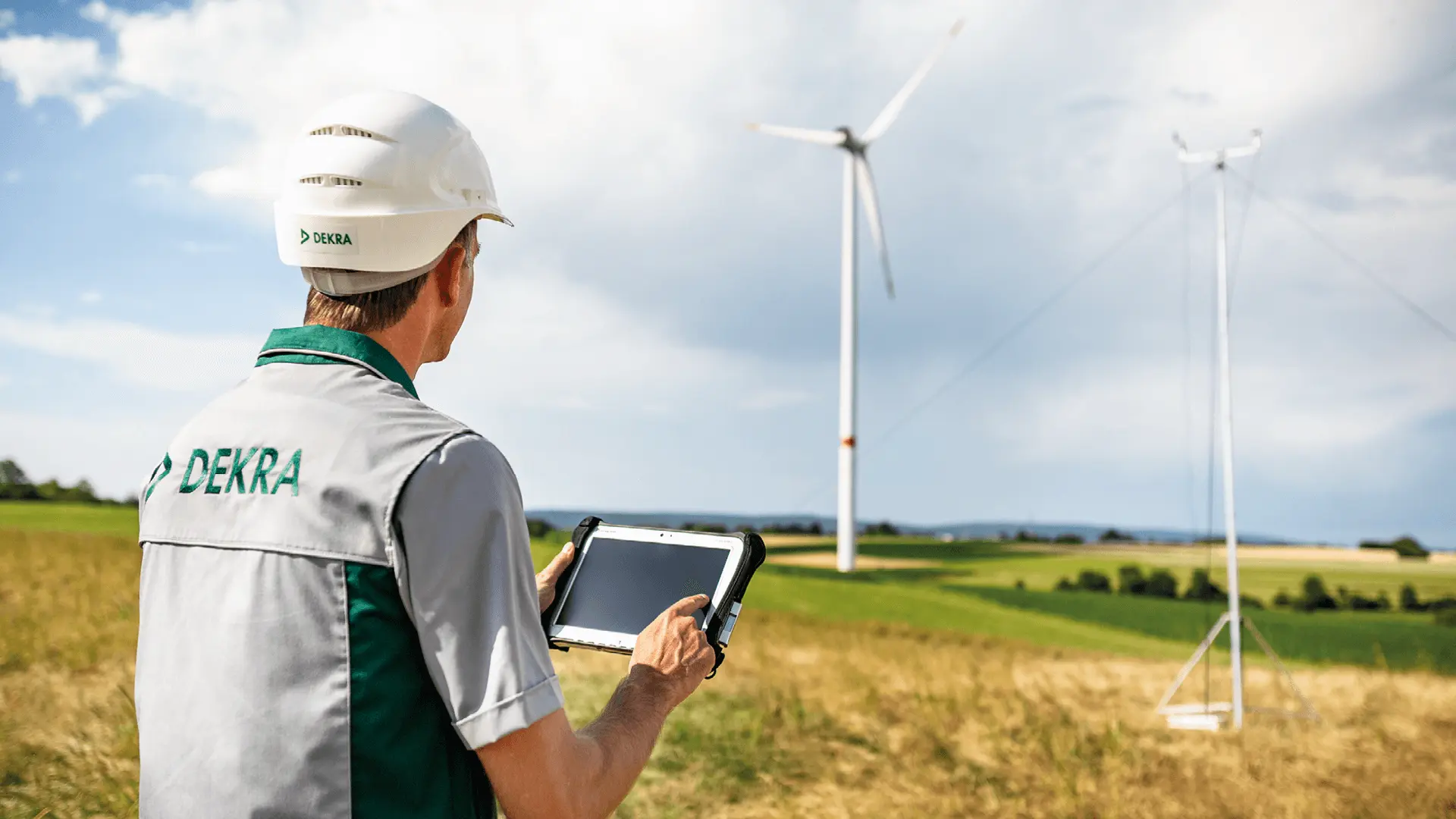 DEKRA Experte führt Messung zur Schallimmission durch DEKRA Experte führt Messung zur Schallimmission durch