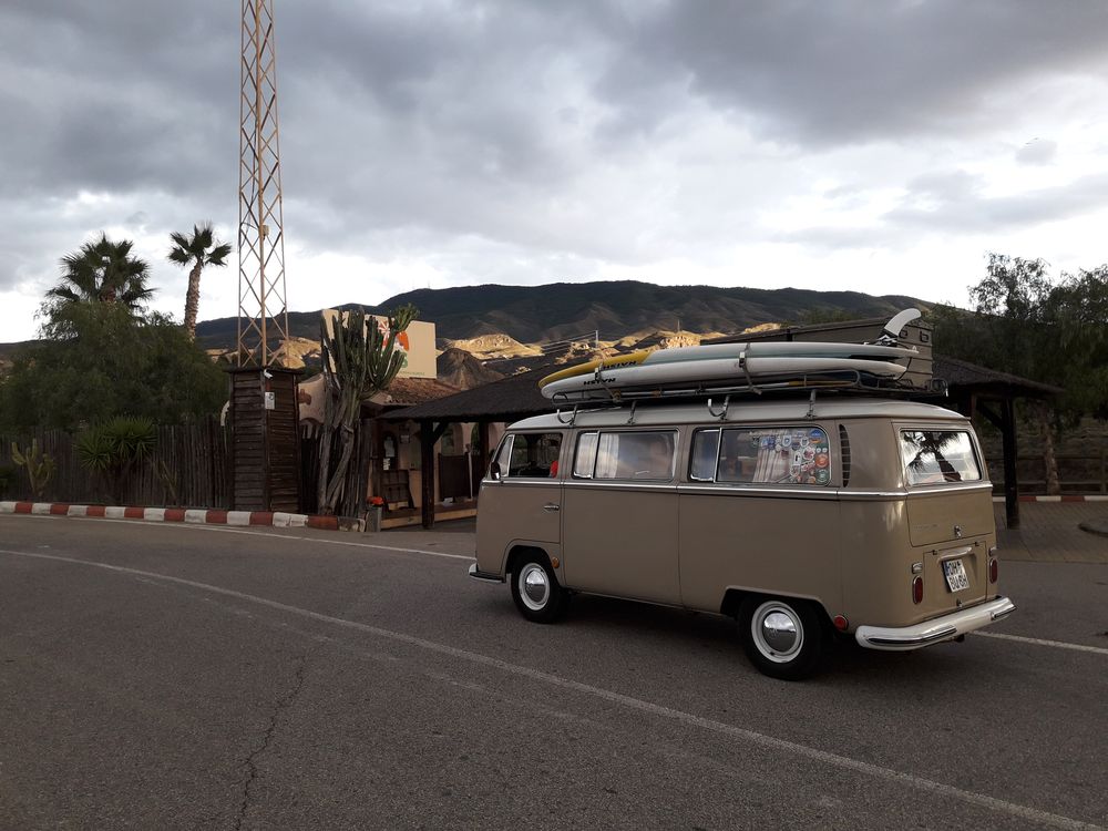 Wohnmobil mit Surfbrettern auf dem Dach