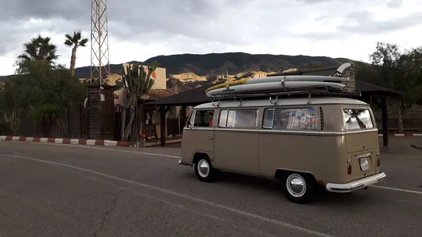Wohnmobil mit Surfbrettern auf dem Dach