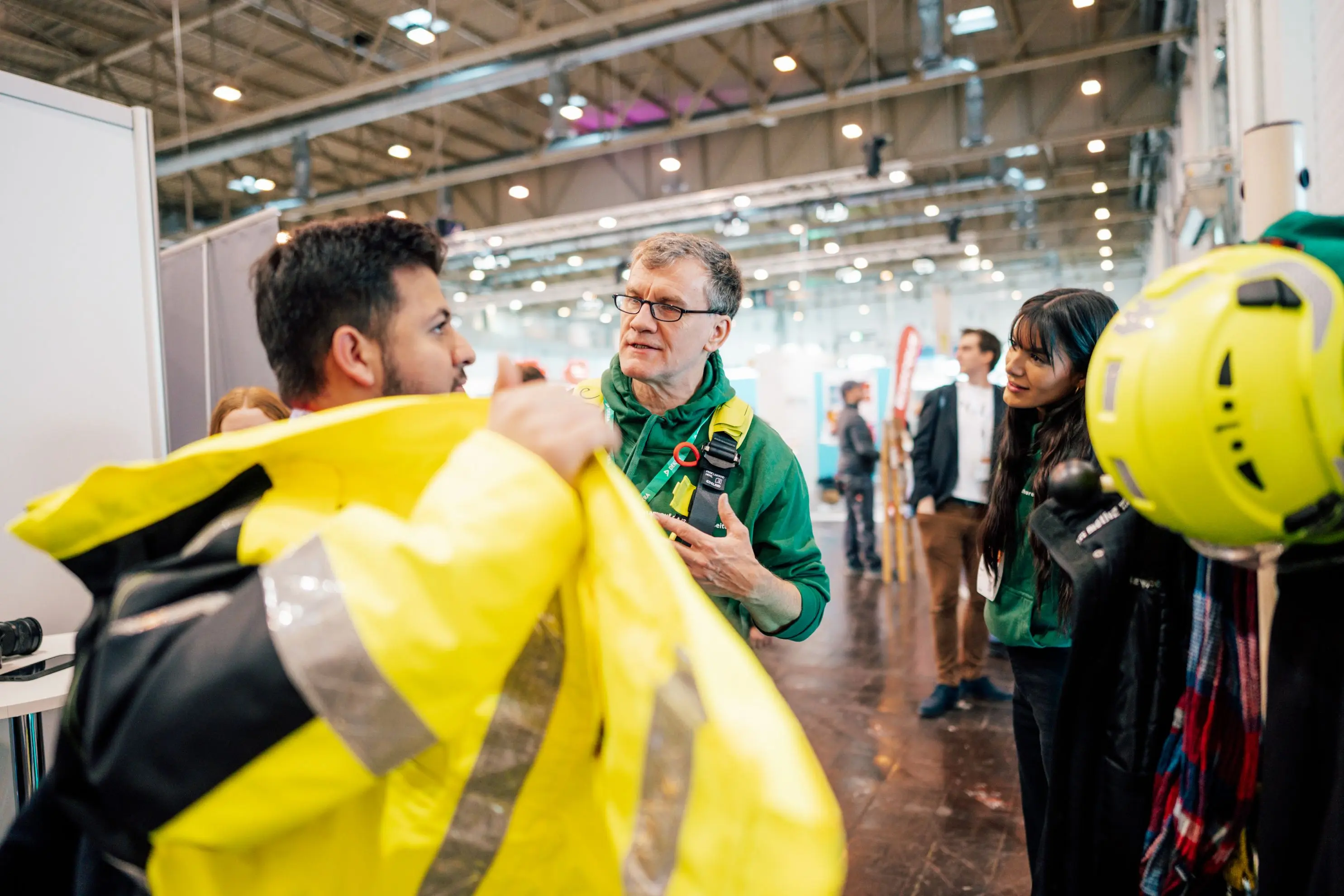 DEKRA Mitarbeiter im Gespräch mit einem Besucher auf einer Karrieremesse