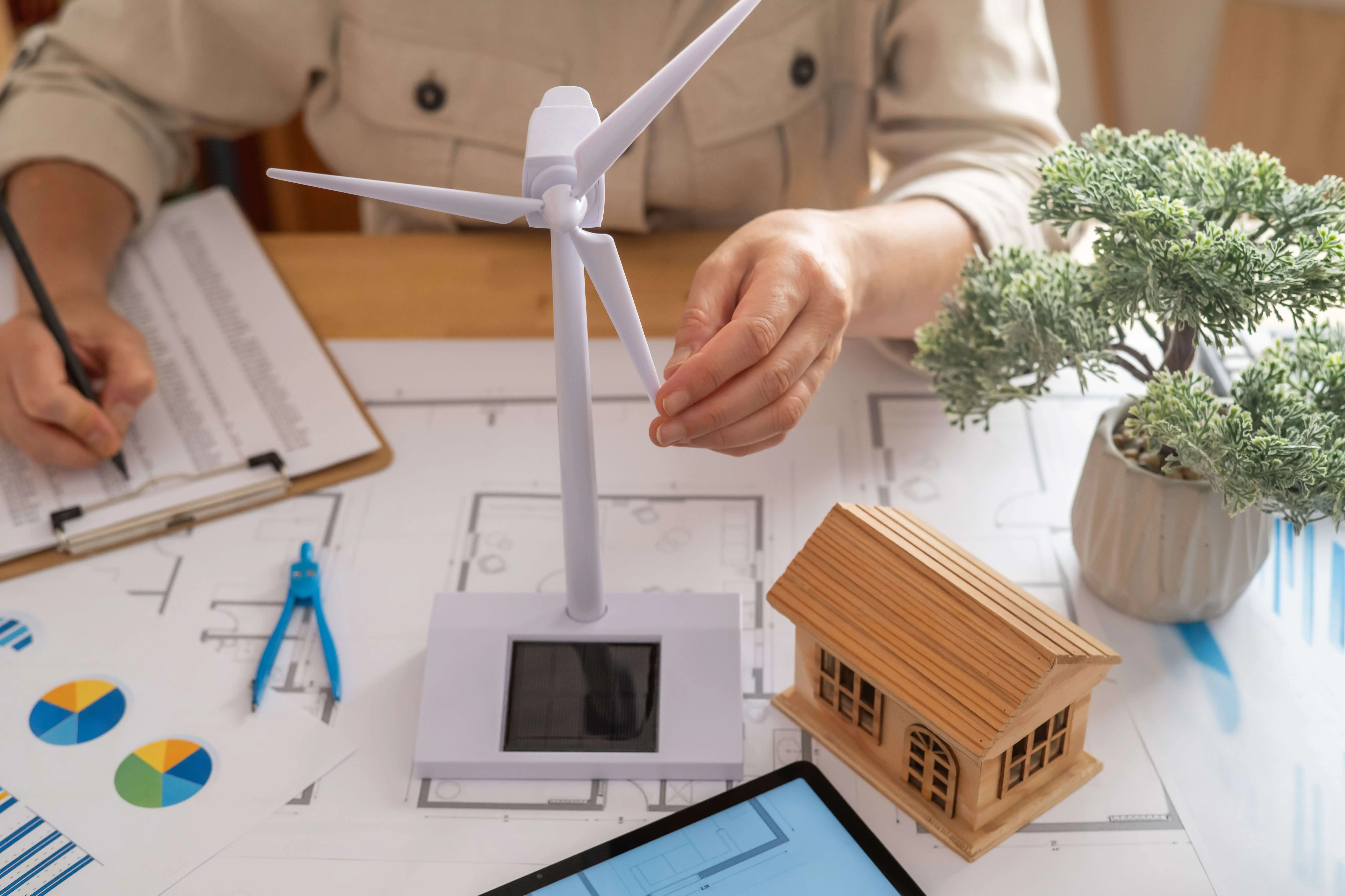 Tisch mit Windturbine Modell