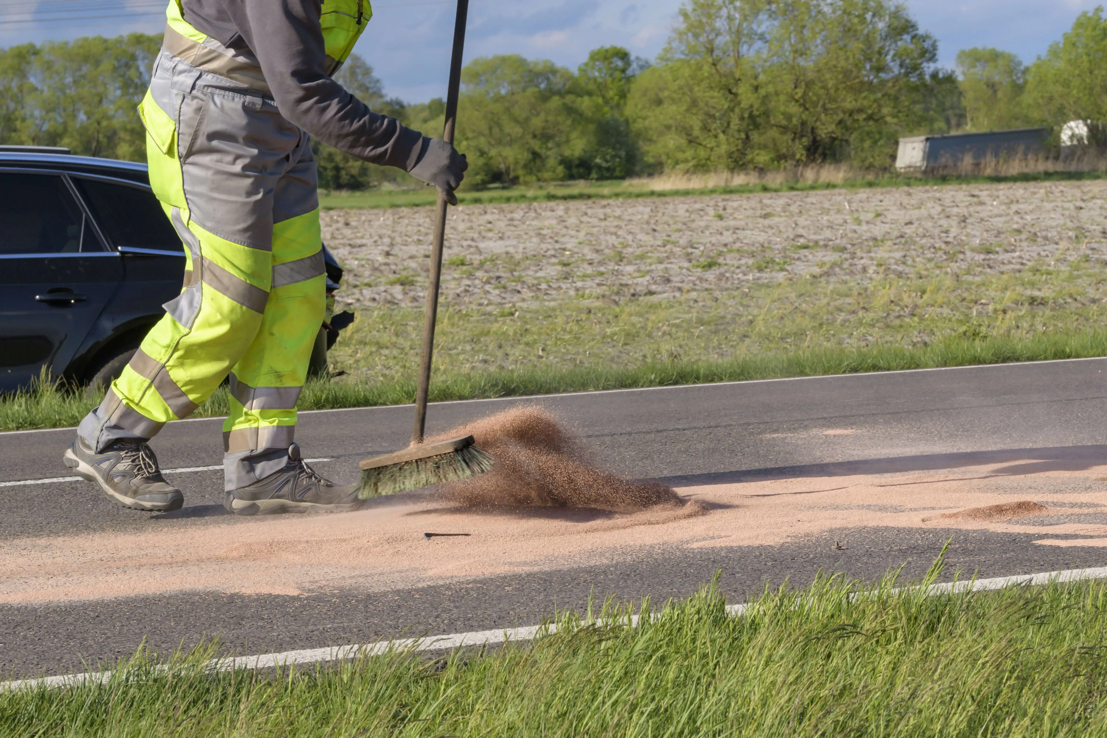 Arbeiter fegt die Straße