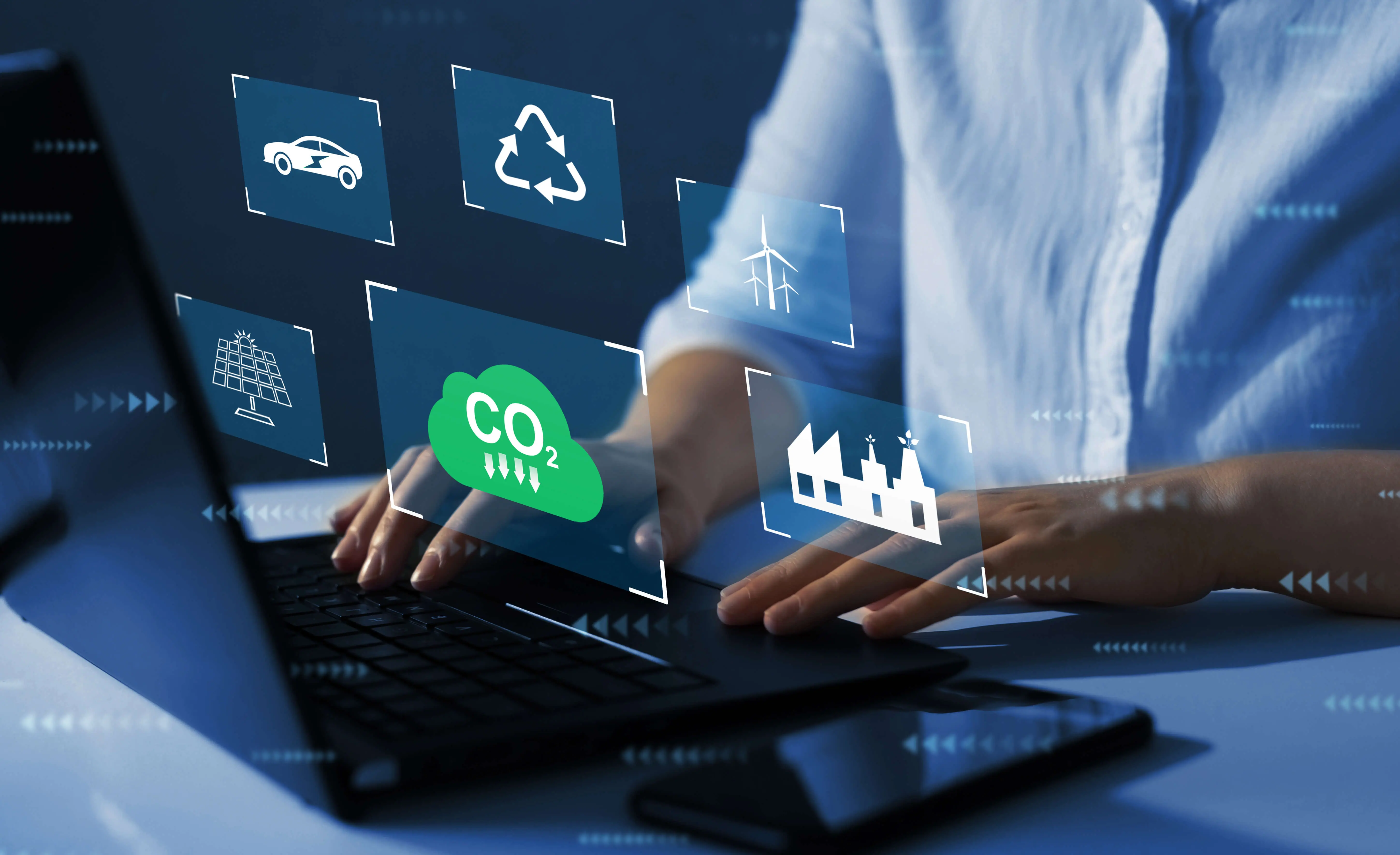 Person am Laptop mit CO2- und Energiewende-Symbolen Person am Laptop mit CO2- und Energiewende-Symbolen