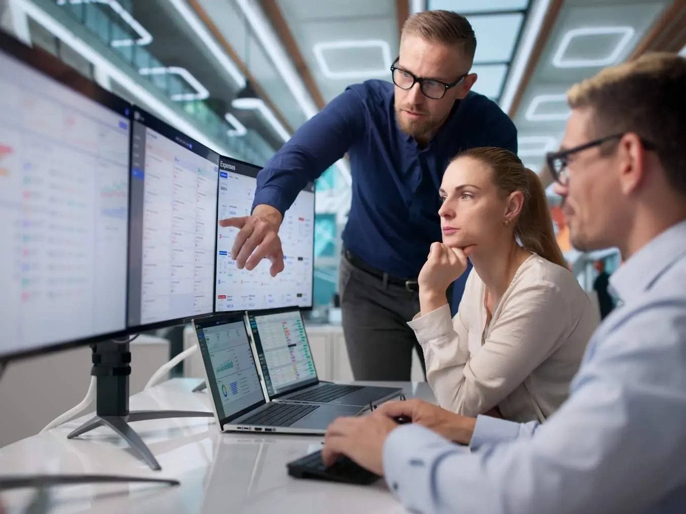 KI-Managerin bei der Arbeit