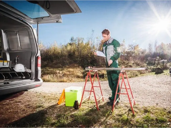 DEKRA Experte nimmt Bodenprobe für Altlastenerkundung