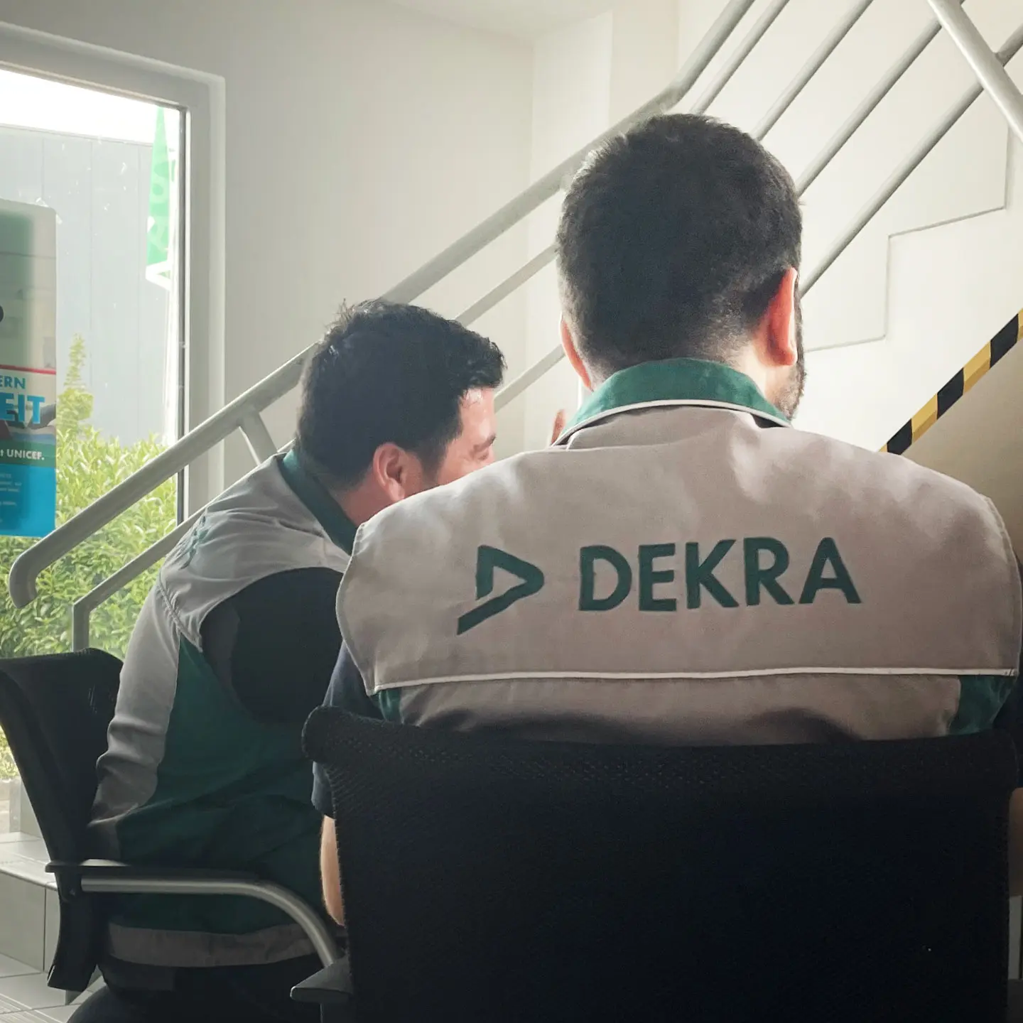 DEKRA Mitarbeitende sitzen am Tisch DEKRA Mitarbeitende sitzen am Tisch