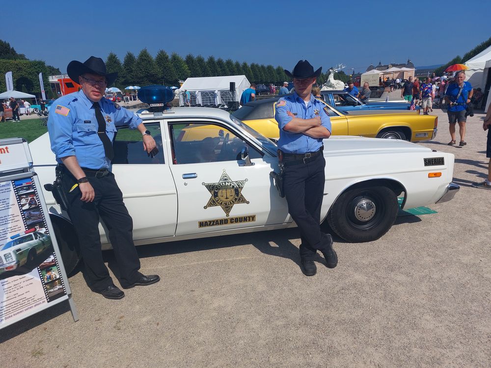 Amerikanisches Polizeiauto mit zwei Polizisten