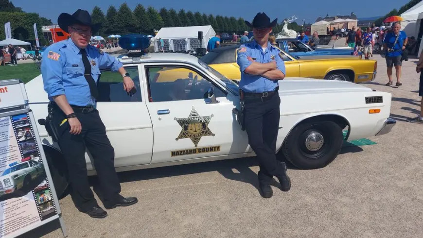 Amerikanisches Polizeiauto mit zwei Polizisten