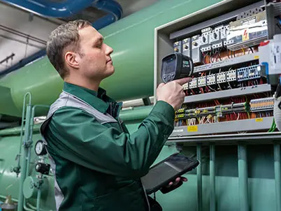 DEKRA Ingenieur für Elektrotechnik am Schaltschrank