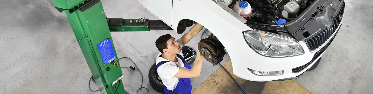 Auto und Kfz-Mechatroniker in Werkstatt