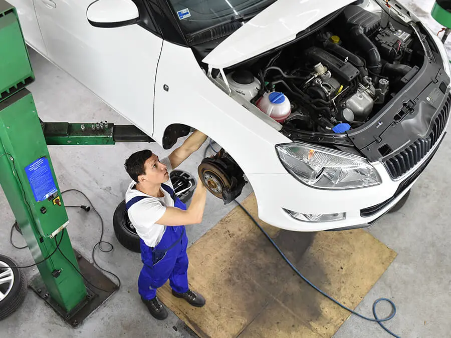 Auto und Kfz-Mechatroniker in Werkstatt
