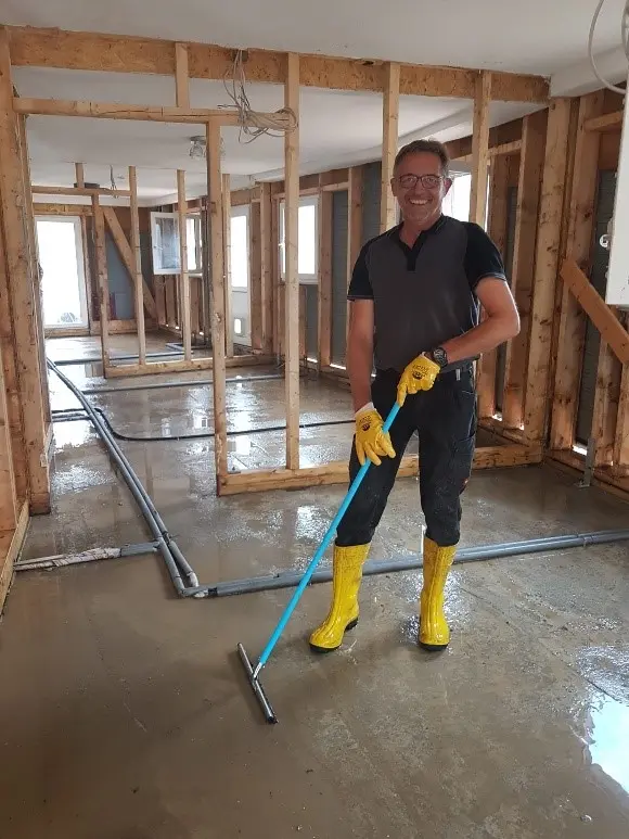 Arno Rekers, Prüfingenieur bei DEKRA, in Gummistiefeln