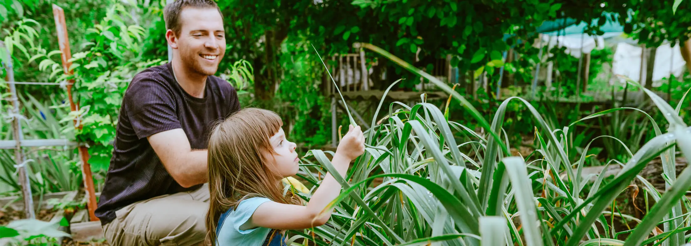 Vater und Kind im Garten