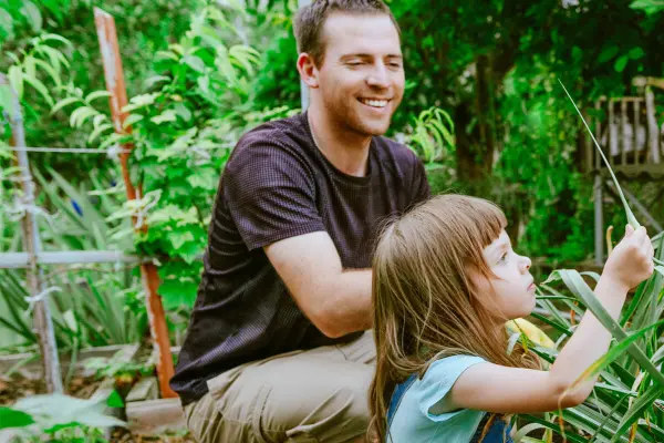 Kind mit Vater im grünen