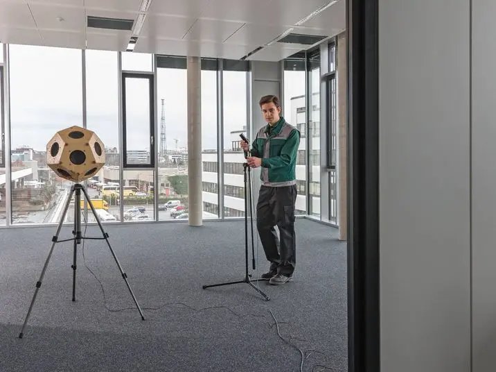 DEKRA Prüfingenieur und Messinstrumente in Gebäude DEKRA Prüfingenieur und Messinstrumente in Gebäude