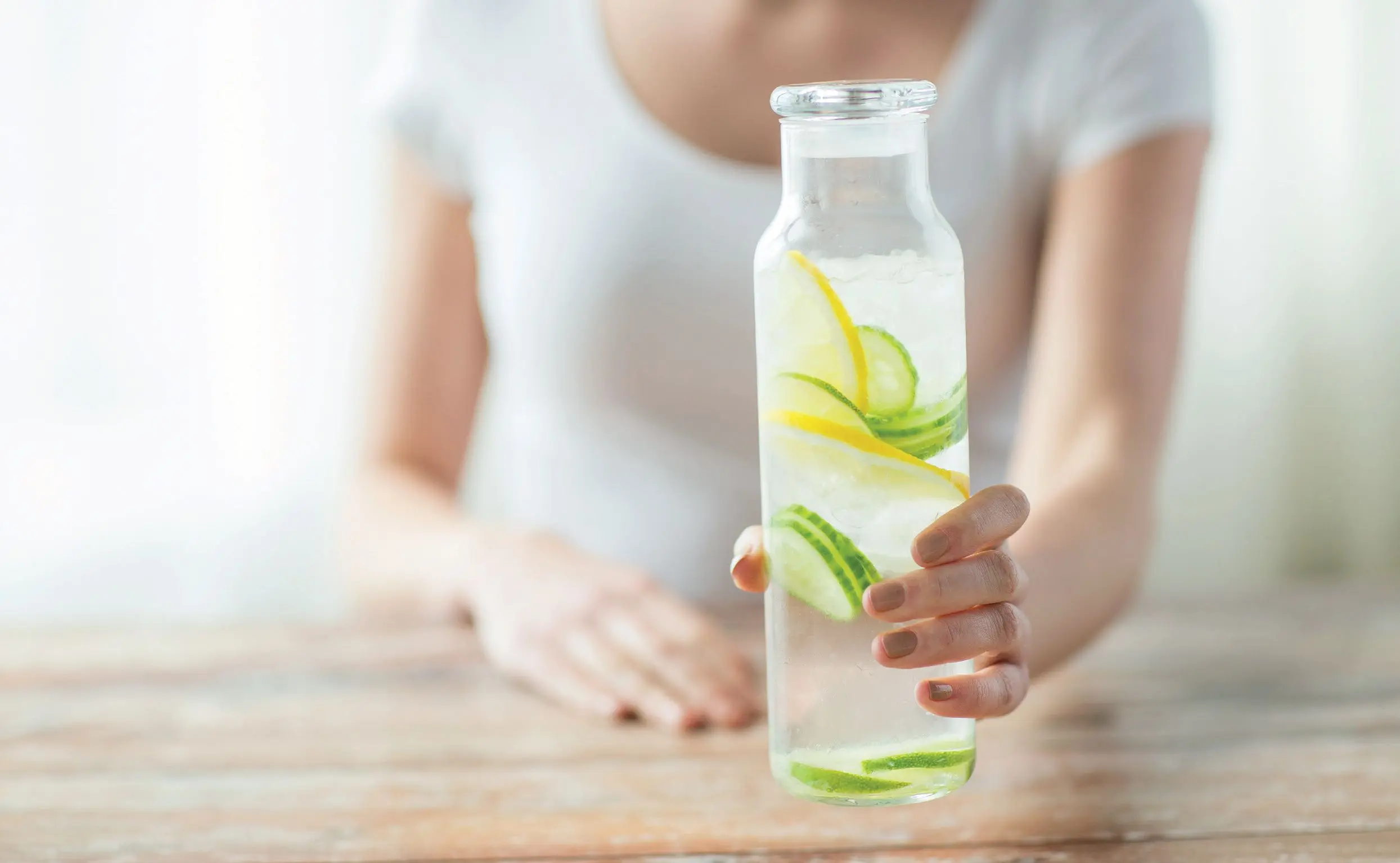 Zitronen-Gurkenwasser in Glasflasche